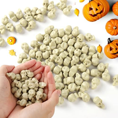 OZIO 150 Mini Plastic Skull Heads - Halloween Miniature Figurines Skulls Heads Ornaments for DIY Crafts, Home Prank Props, Party Favors